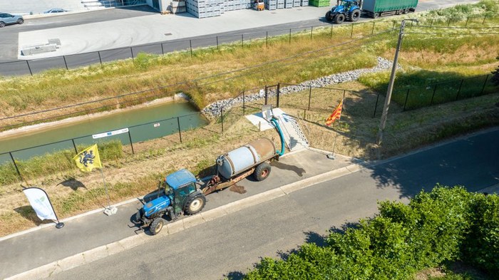 Landbouwer capteert regenwater uit opvangbekken in Borgloon
