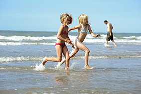 Spelende kinderen aan de kust